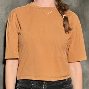Casual Cropped Tee in Caramel Brown